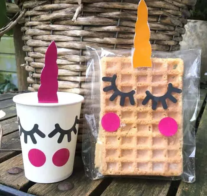Eenhoorn traktatie maken met hoorn van karton en stickers