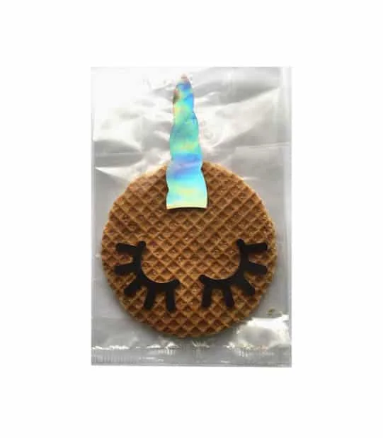 Eenhoorn uitdelen op school