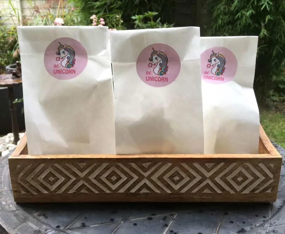Eenhoorn traktatie zakjes, witte kraft zakjes met stickers