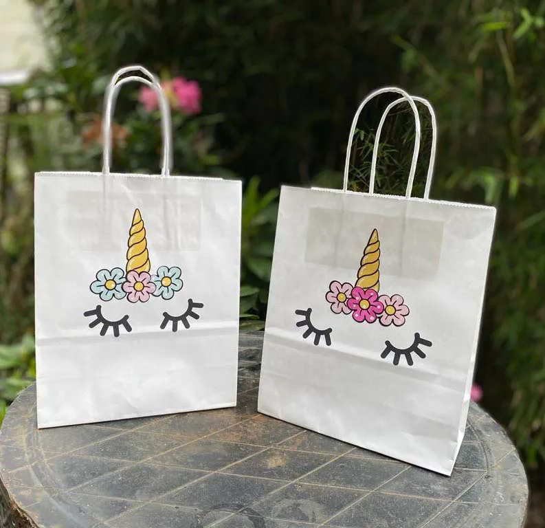 Eenhoorn cadeau tasje van wit kraftpapier met eenhoorn erop